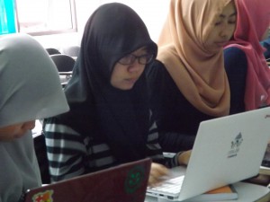 Peserta sedang mengikuti Perpusinfo Programming Class yang diadakan oleh mahasiswa Perpusinfo angkatan 2013