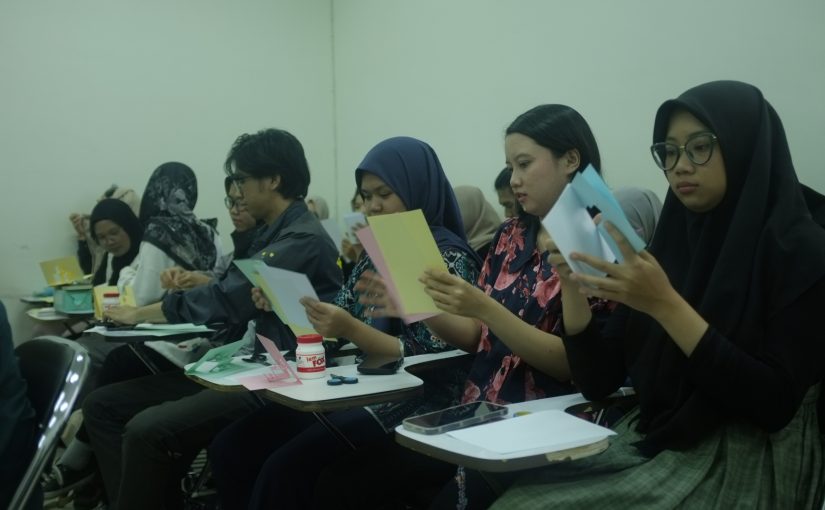 MAHASISWA PERPUSINFO UPI ASAH JIWA WIRAUSAHA MELALUI PELATIHAN P2MW