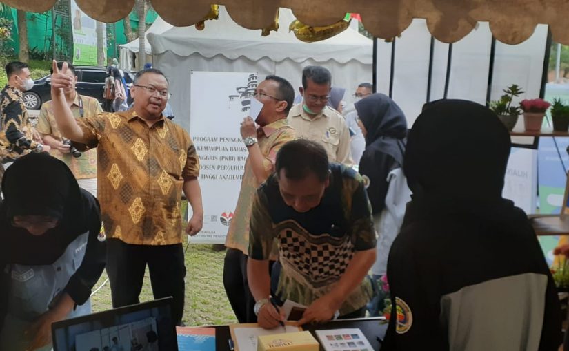 PARTISIPASI PRODI PERPUSINFO PADA BAZZAR PENELITIAN DAN PkM UPI
