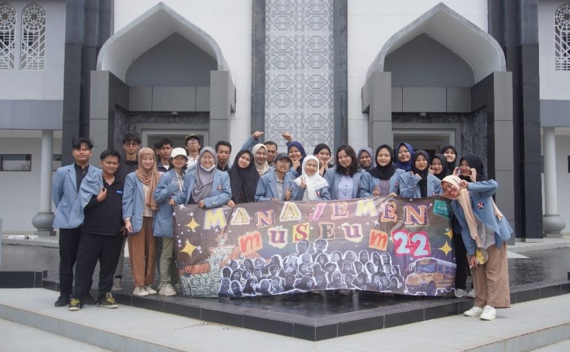 MELAKSANAKAN KUNJUNGAN KE MUSEUM MULTATULI DAN MUSEUM NEGERI BANTEN